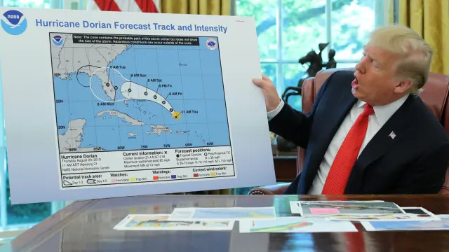 El presidente Trump mostrando el mapa manipulado