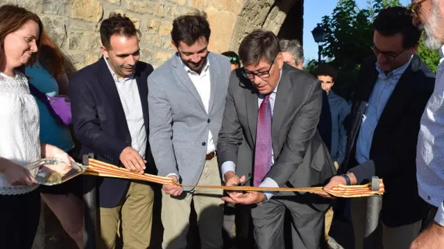 El vicepresidente del Gobierno de Aragón, Arturo Aliaga, corta la cinta de la Expoferia de Sobrarbe junto al alcalde de Aínsa. Enrique Pueyo.