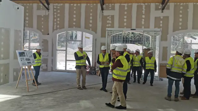 Los miembros de la junta directiva de la Asociación de Municipios del Camino de Santiago han visitado el futuro centro de acogida e interpretación.