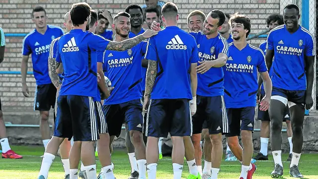 Los jugadores del Real Zaragoza, durante un entrenamiento en la Ciudad Deportiva.