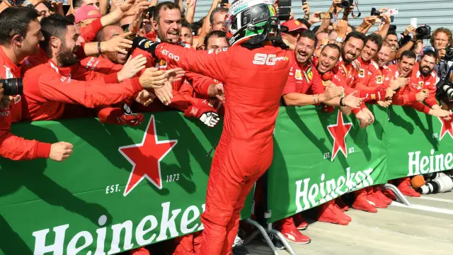 Leclerc celebra su triunfo en Monza.