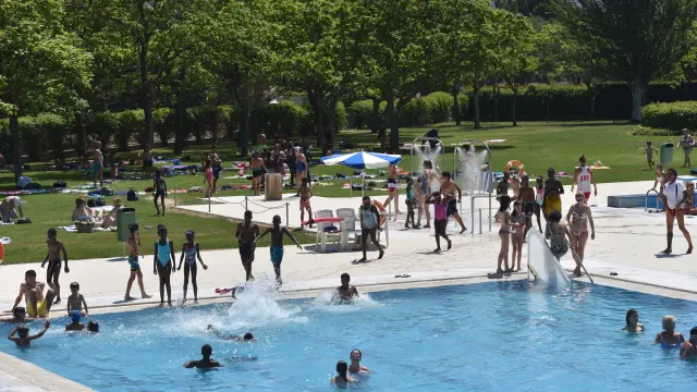 Bañistas en las piscinas de la Ciudad Deportiva, que abrieron el 12 de julio.