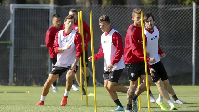 Varios jugadores de la SD Huesca, durante el entrenamiento de este martes.