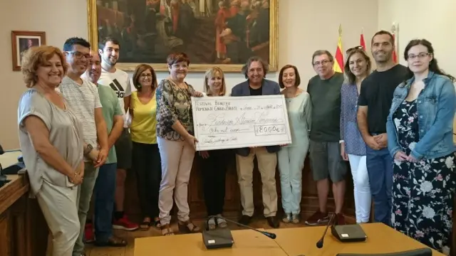 Familiares de Zárate entregaron el cheque a la Fundación Atención Temprana.