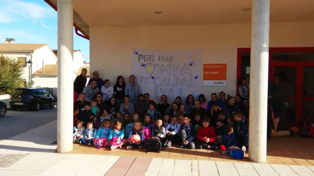 Movilización en el colegio de Santa Cilia para reclamar una gestión directa del servicio de comedor.