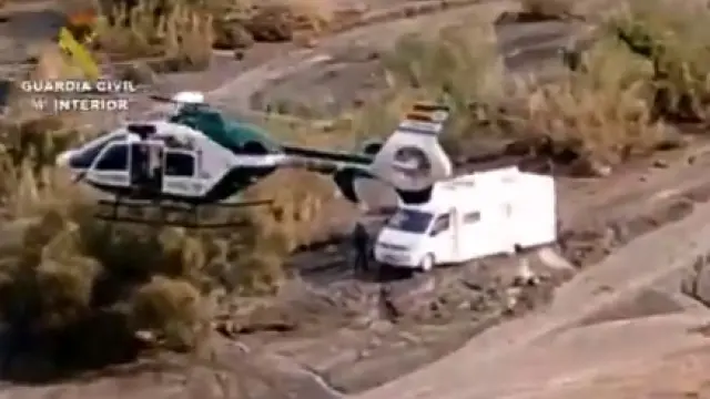Rescatan en helicóptero a una pareja y a un perro de una caravana rodeada por agua en Tabernas (Almería)