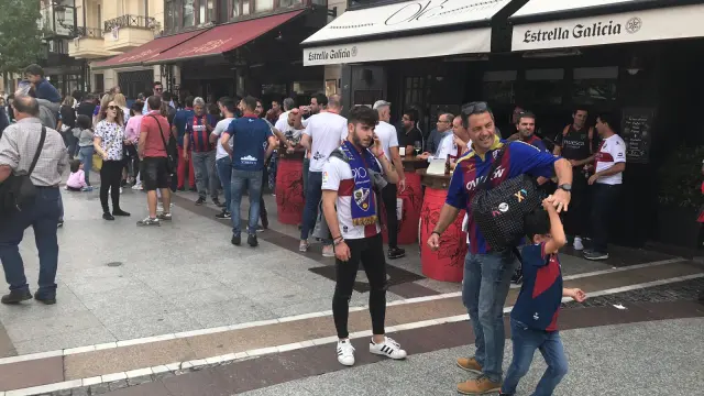 Aficionados de la SD Huesca, por las calles de Soria.