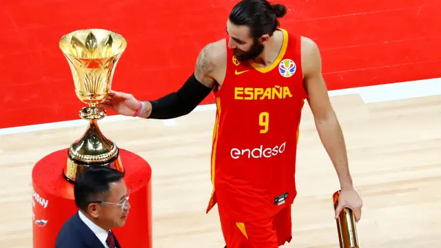Basketball - FIBA World Cup - Final - Argentina v Spain - Wukesong Sport Arena, Beijing, China - September 15, 2019 Spain's Ricky Rubio next to the FIBA World Cup trophy REUTERS/Thomas Peter [[[REUTERS VOCENTO]]] BASKETBALL-WORLDCUP-ARG-ESP/
