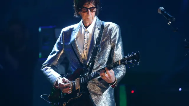 FILE PHOTO: Rock & Roll Hall of Fame Induction - Show - Cleveland, Ohio, U.S., 14/04/2018 - Ric Ocasek of The Cars performs on stage. REUTERS/Aaron Josefczyk/File Photo [[[REUTERS VOCENTO]]] PEOPLE-OCASEK/