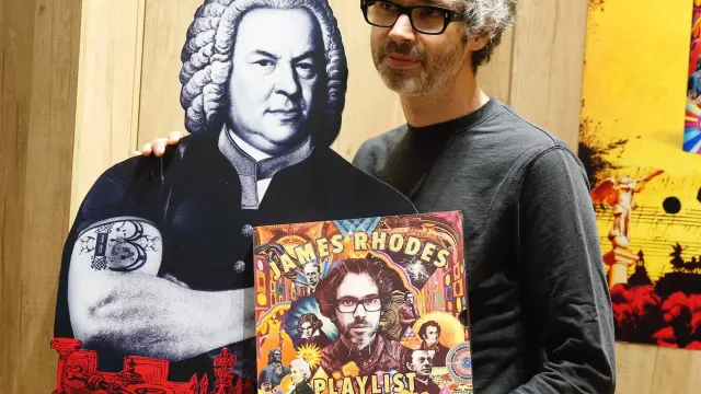 El músico británico James Rhodes posa con su tercer libro, 'Playlist'.