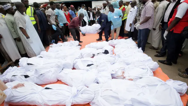 Monrovia (Liberia), 18/09/2019.- People carry a body of the fire victim before a funeral ceremony at the 17th street Islamic Mosque, in Monrovia, Liberia, 18 September 2019. According to reports, 27 children died in a fire incident at a Islamic boarding school in a suburb of Paynesville, outside Monrovia. Police spokesman Moses Carter said the cause of the fire has not yet been established. (Incendio) EFE/EPA/AHMED JALLANZO Children killed in fire incident at a boarding school in Monrovia