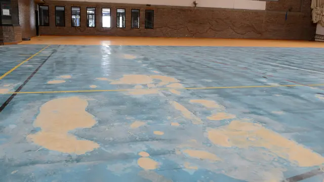 Desperfecto en el piso del pabellón de la Ciudad Deportiva de Santa María.