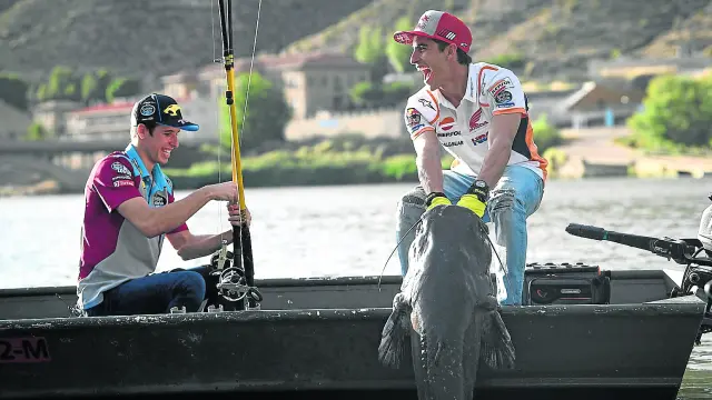 Los hermanos Márquez disfrutaron de una jornada de pesca en el pantano de Mequinenza