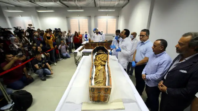 Cairo (Egypt), 21/09/2019.- Egyptian archaeologists prepare to remove two sarcophagi of the ancient Egyptian mummies of Sennedjem and his wife at the National Museum of Egyptian Civilization (NMEC) in Cairo, Egypt, 21 September 2019. It is said that Sennedjem was an overseer of workers at the Deir Al-Medina necropolis in Luxor some 3,400 years ago. The coffins of Sennedjem and his wife were previously exhibited at the Egyptian Museum in Tahrir among a funerary collection found inside his tomb discovered in 1886. Both coffins are painted anthropoid coffins. (Egipto) EFE/EPA/KHALED ELFIQI Egyptian mummy of Sennedjem at National Museum of Egyptian Civilization