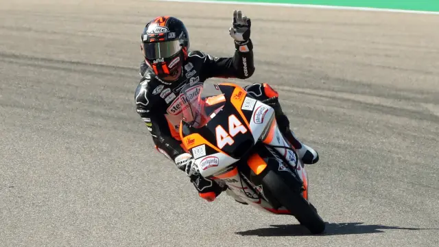 El piloto de Moto 3 Alan Canet celebra su clasificación en primer lugar para la final del Gran Premio Michelin de Aragón, en Motorland.
