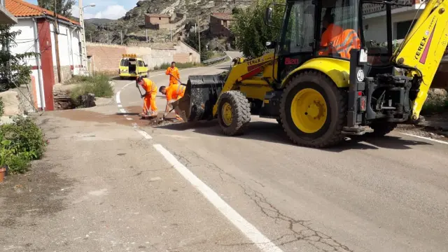Las máquinas limpian la carretera A-2302 en Trasobares para retirar el lodo y las piedras