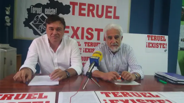 Tomás Guitarte y Manuel Gimeno, de Teruel Existe, al anunciar que la plataforma concurrirá a las elecciones.