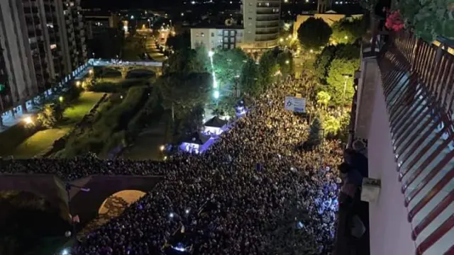 Espectacular imagen de la afluencia de público al concierto de Rosario.