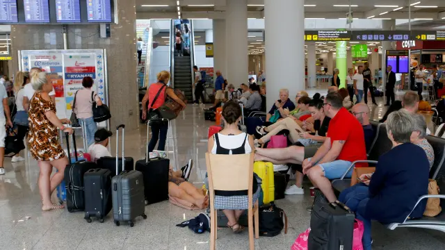 Pasajeros esperan en el aeropuerto de Mallorca tras la quiebra de Thomas Cook, este lunes
