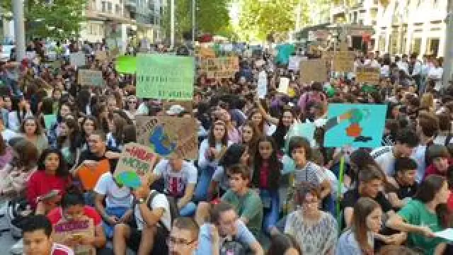 Alrededor de 1.500 estudiantes se han manifestado este viernes en Zaragoza para defender el planeta ante la "emergencia climática. La marcha ha partido de la plaza de San Francisco hasta la plaza de España. Por la tarde hay convocada otra gran manifestación que aglutina a asociaciones, colectivos y sindicatos.