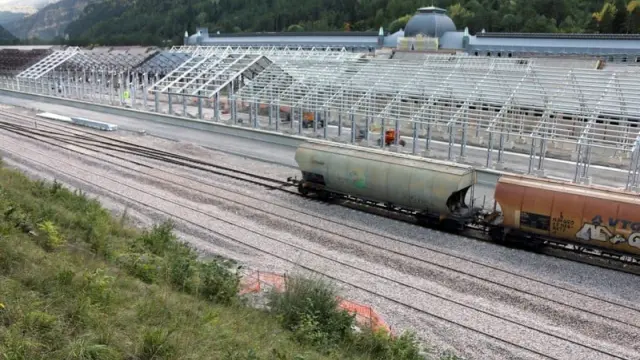 Imagen de la nueva estación de Canfranc en obras que tendrá un tejado de aluminio.