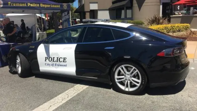 Coche patrulla Tesla de la Policía de Freemont, California.