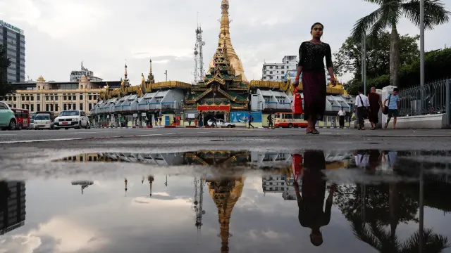Yangon (Myanmar), 26/09/2019.- A Myanmar woman walks pass near Sule pagoda at downtown area in Yangon, Myanmar, 26 September 2019. The US embassy in Yangon and governments of UK, Canada and Australia issued security alerts warning their citizens in Myanmar about uncorroborated reports of a potential bomb attacks in three major cities Yangon, Mandalay and capital Naypyitaw on 26 September, 16 October and 26 October. (Atentado, Birmania) EFE/EPA/LYNN BO BO US and western countries issued security alerts for their citizens in Myanmar