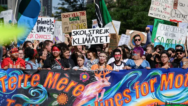 Greta Thunberg encabeza la marcha contra el cambio climático celebrada en Montreal con asistencia de 500.000 personas.