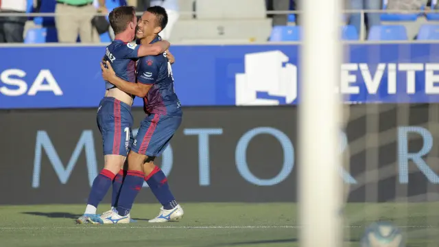 Okazaki se abraza con Sergio Gómez tras marcar el gol al Girona.