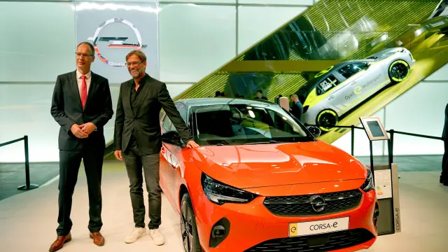 Michael Lohscheller y Jürgen Klopp, con el nuevo Corsa en el Salón de Fráncfort