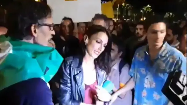 Un momento del vídeo que muestra el ataque a la periodista de Telecinco.