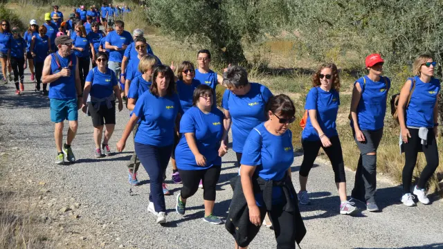 Una marea azul por la inclusión social camina en Fonz para culminar el albergue de Down Huesca