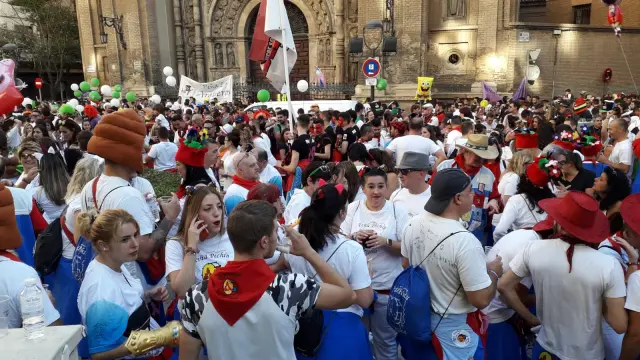 Imágenes del desfile del pregón de Interpeñas de las Fiestas del Pilar 2019 en Zaragoza