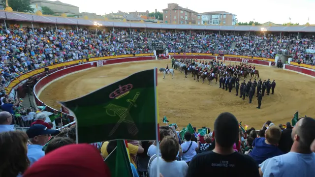 La exhibición de medios de la Guardia Civil llenó el viernes la plaza de toros de Huesca.