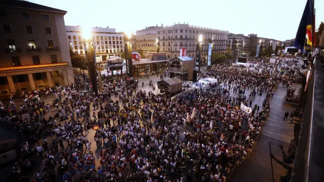La plaza del Pilar llena de gente, a escasos minutos de que comience el pregón de Fiestas del Pilar 2019.