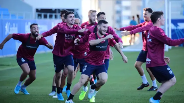 Los jugadores de la SD Huesca, durante el entrenamiento a puerta cerrada del sábado.