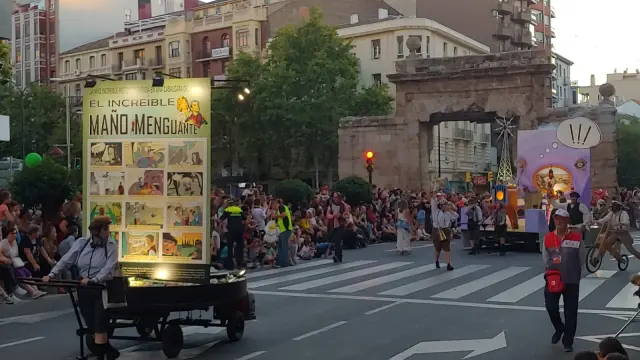 Una imagen del pasacalles del pregón a su paso por la Puerta del Carmen de Zaragoza.