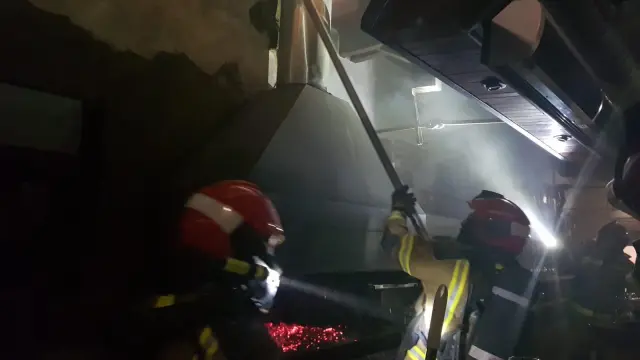 Un incendio causa daños materiales en la cocina de un restaurante de Teruel