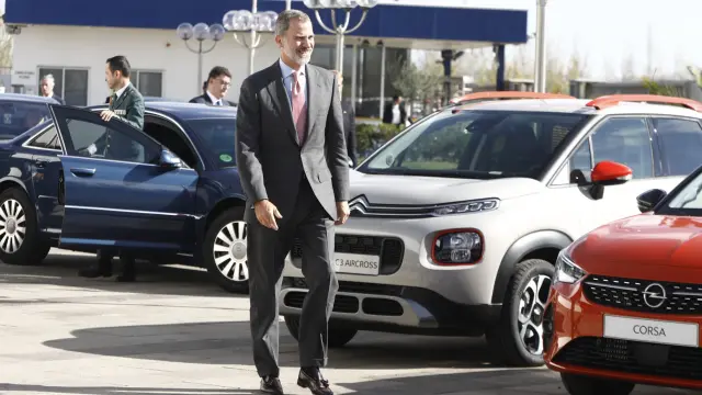 El Rey Felipe VI a su llegada este lunes a la planta de PSA Opel en Figueruelas.