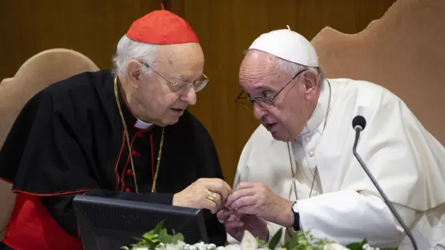 El Secretario General del Sínodo, el cardenal italiano Lorenzo Baldisseri (i) conversa con el papa.