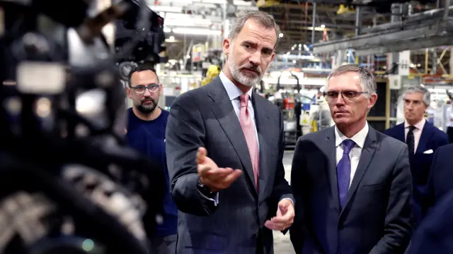 Don Felipe con el presidente de PSA, Carlos Tavares, en la planta de Opel en Figueruelas.