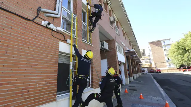 Prácticas de los bomberos en el exterior del propio parque de Huesca.