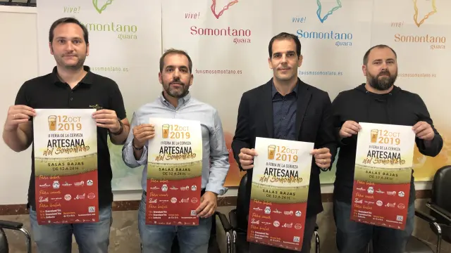 Javier Román, de cerveza Bachiella, el alcalde Jorge Gracia, el presidente de la Comarca, Daniel Gracia y Jorge Zanuy, del restaurante L' Usuella posan con el cartel.