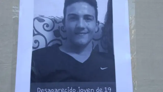 Cartel colocado en el centro de Zaragoza por la familia del joven desaparecido.