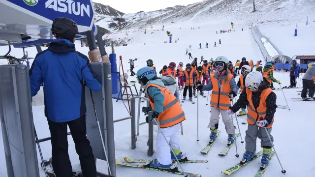 Escolares participantes en la campaña de esquí del curso pasado en la estación de Astún