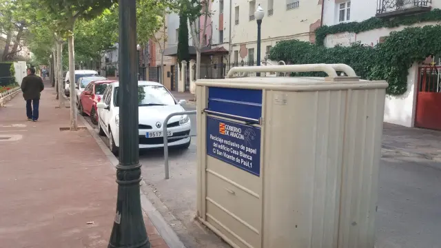 Contenedor para la recogida de papel y cartón en una calle del Ensanche de Teruel.