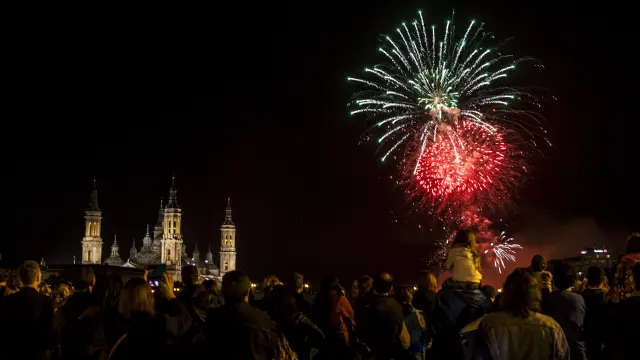 Fuegos artificiales desde el puente de Hierro en la traca final de las Fiestas del Pilar en Zaragoza