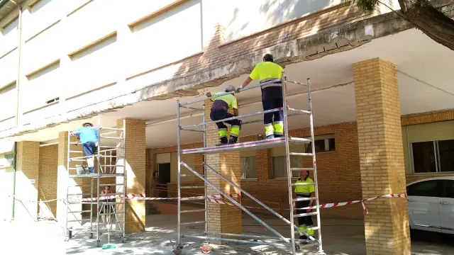 Obras de mantenimiento en uno de los colegios de Huesca.