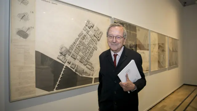 El arquitecto navarro Rafael Moneo, ante uno de sus proyectos que forman parte de la exposición