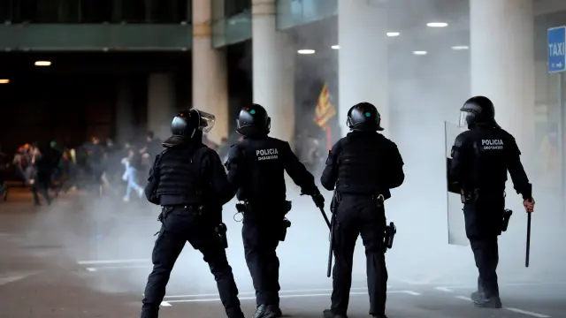 Los incidentes se han producido en el Aeropuerto de Barcelona, donde algunos manifestantes han tratado de sobrepasar las líneas marcadas por Mossos y Policía.